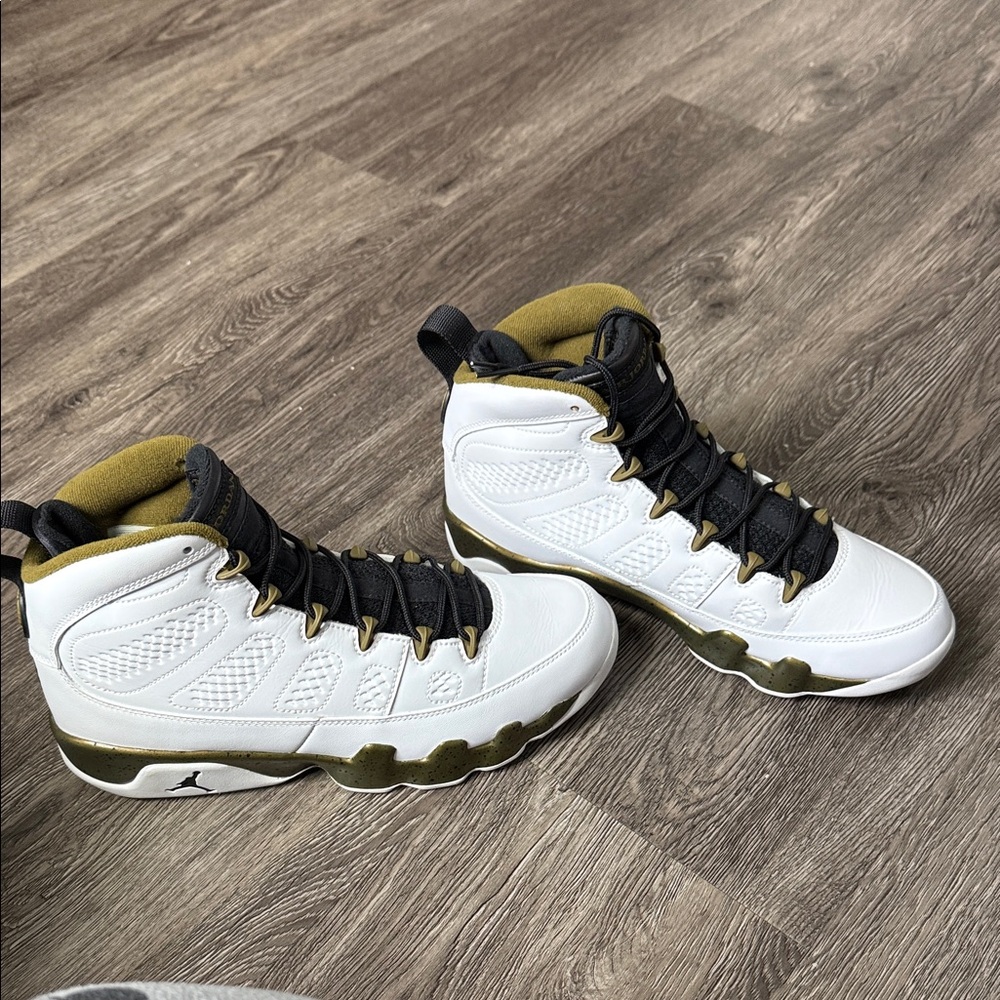 Jordan Men's Shoes White and Gold